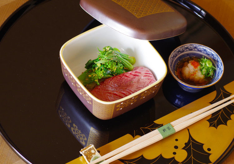 厳選した地元の食材を盛り込んだ、味わい深い京懐石をご堪能いただいています。