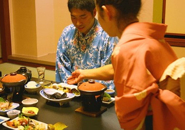 日本の伝統を守り続ける温泉旅館。受け継がれてきた所作を身につけるチャンス。