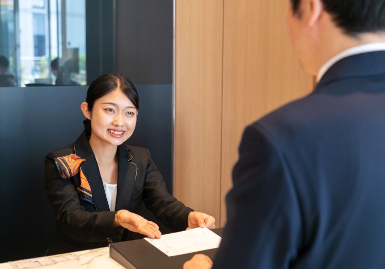 アールエヌティーホテルズ株式会社　法人採用 × フロント