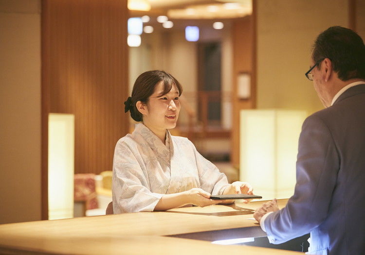 中の坊瑞苑 × 仲居