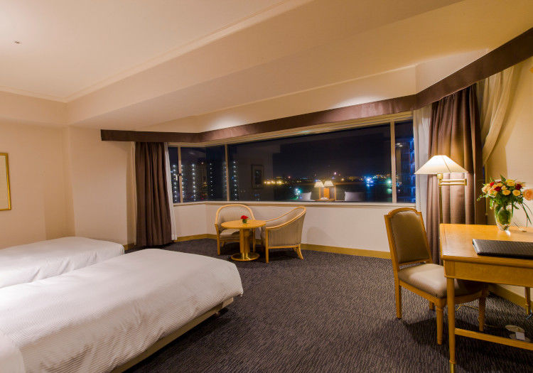 The QUBE Hotel Chiba × フロント