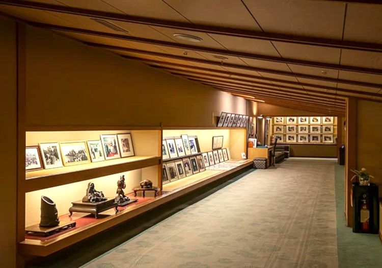 ギャラリーには、これまで当館を訪れた、各界の著名人の貴重な写真を展示しています。