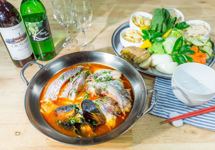 旬の地元食材を使ったお料理が自慢！夕食はBBQ（夏）や魚介鍋（冬）などをご提供