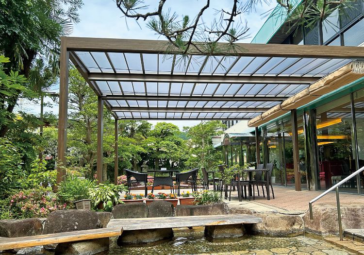 足湯ガーデンカフェなど当館ならではの館内設備でおもてなし