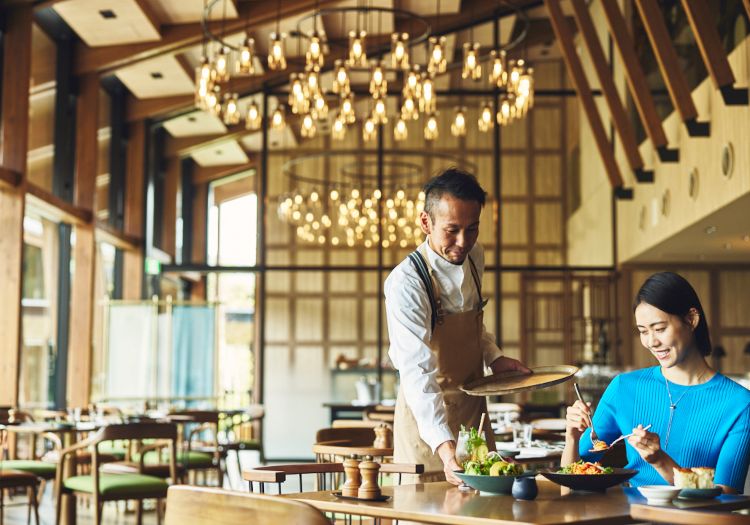 開放感ある吹き抜けと木の温もりを感じられるオールダイニング「KAGARIBI」