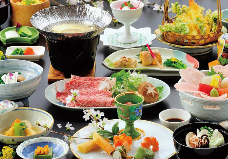 鹿児島の豊かな食材をふんだんに盛り込んだ、多彩なお料理をご用意しています