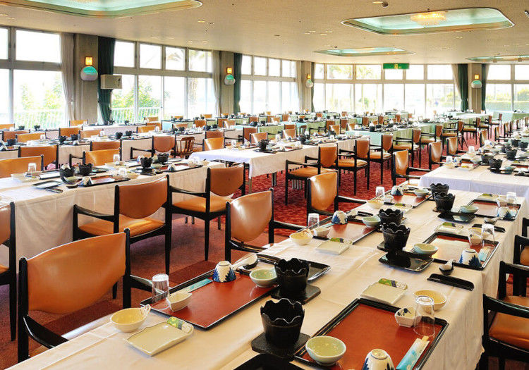 お食事は、ダイニングのほか個人やグループで利用できる割烹・御食事処でもご提供