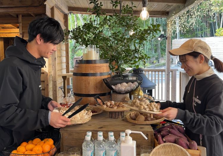 キャンプ好きや元アニメーターなど、様々な経歴を持つスタッフと人気施設を目指します