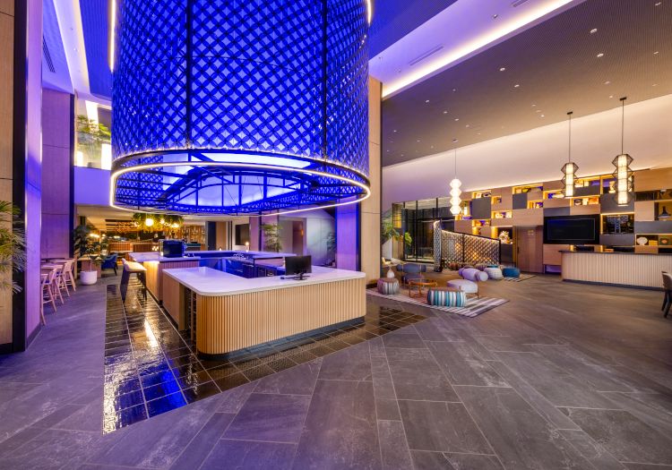 奈良の伝統モチーフ「七宝柄」が彩るラウンジ。時間帯で色を変える、心地よい空間です