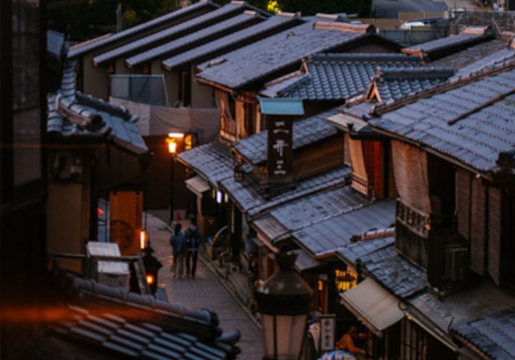 趣ある街並み、祇園白川「巽橋」から南に抜ける「切り通し」に佇む小規模なお宿です