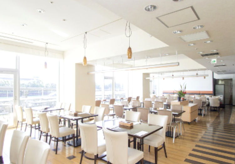 レストランはセレブな雰囲気漂う明るい店内で、ゆったりとしたお食事が楽しめる