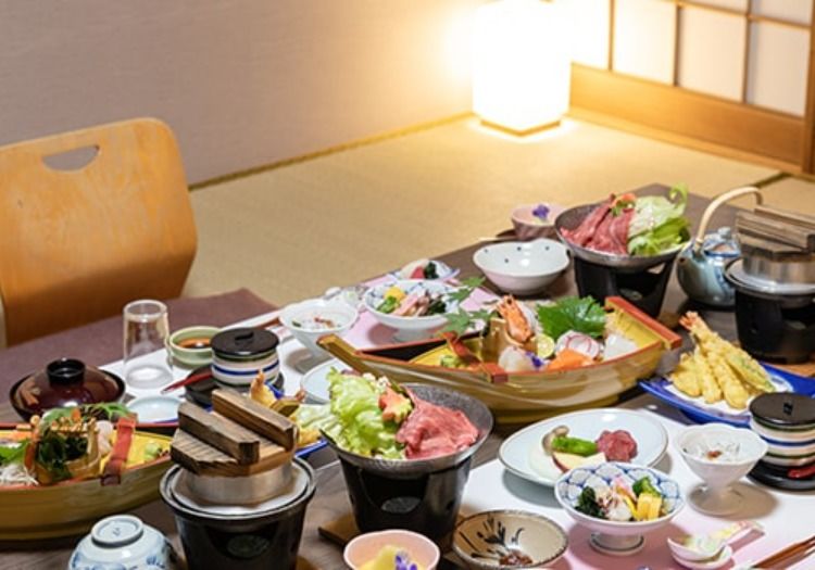 淡路牛や淡路島ならではの食材をふんだんに使ったお食事を提供しています。