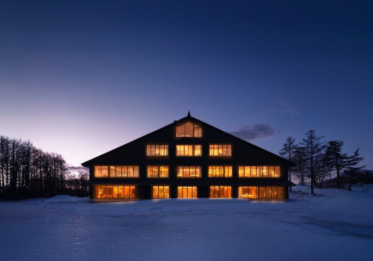 雪原に灯りがともる冬のLomä。全10室のゲストを迎える冬が繁忙期です。