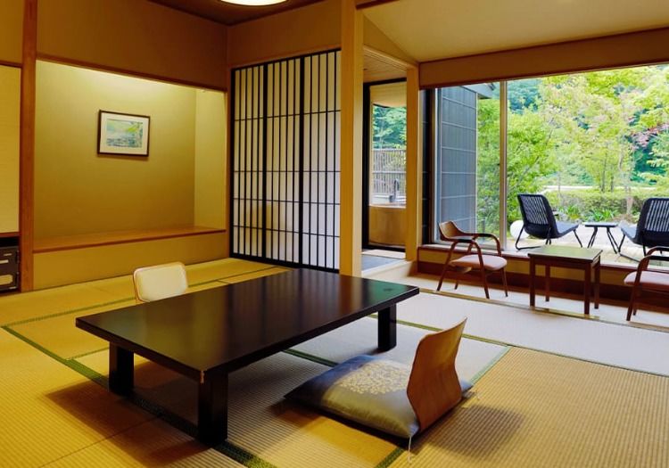 設立は1950年。周囲を山々に囲まれた、自然溢れる温泉旅館です