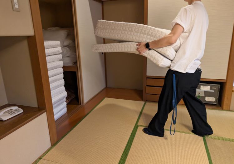 客室は10畳以上。「四万温泉に住む人々はみな家族」という理念を大事にしています