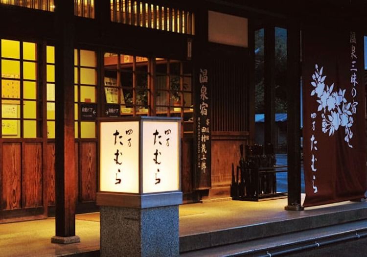 1834年に母屋が改築され、茅葺屋根の玄関は現在もシンボルとして残っております