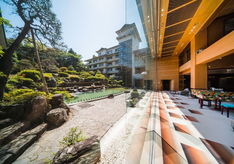 館内からは、当館が誇る約1,000坪の和風庭園を一望いただけます