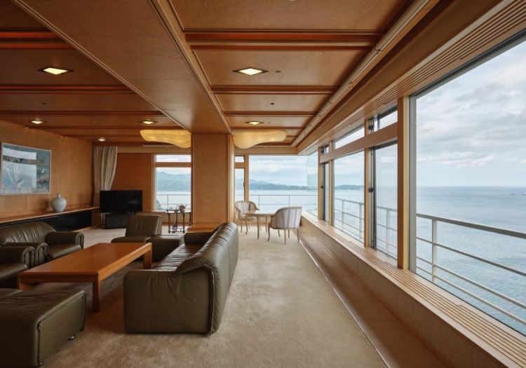 浦島観光ホテル株式会社（ホテル浦島・万清楼・山水館） × サービススタッフ