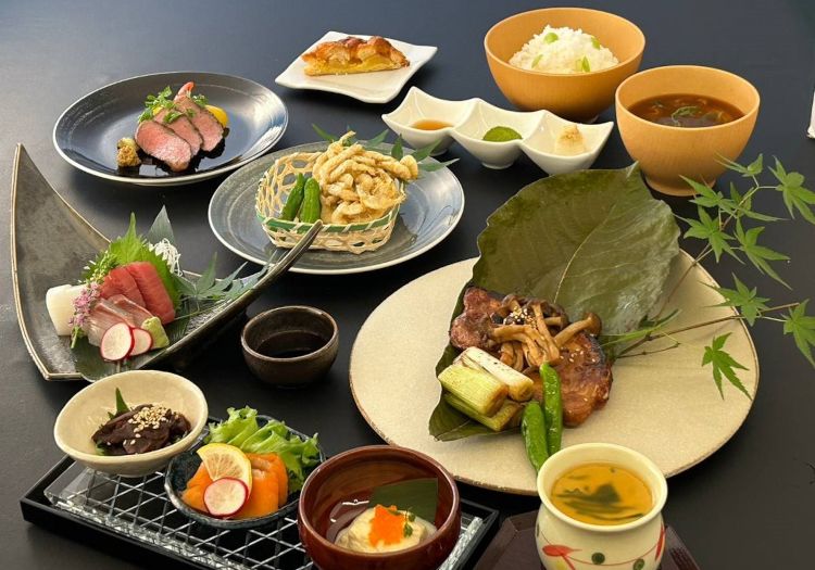 高山の食材を活かした選べる3つのコース料理。地酒との相性もお楽しみいただけます。