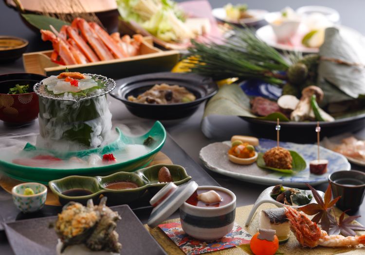 地域ならではの食材を厳選し、料理人のこだわり抜いた創作料理は絶品です