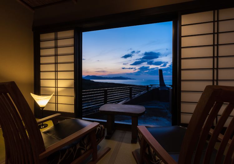 伝統とモダンを融合させたお部屋からは、日本海の美しい景色を一望できます