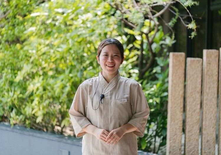 緑あふれる館内で、一人ひとりのお客様を笑顔でお迎えしています。おもてなしの第一歩です。