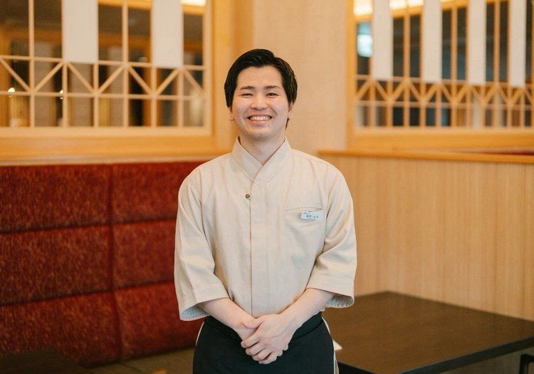 和の趣ある空間で働くスタッフ。チームで声をかけ合いながら日々おもてなしを磨いています。