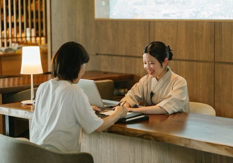 ラウンジでのご案内も大切な仕事。お客様の旅のひとときに寄り添う接客を心がけています。