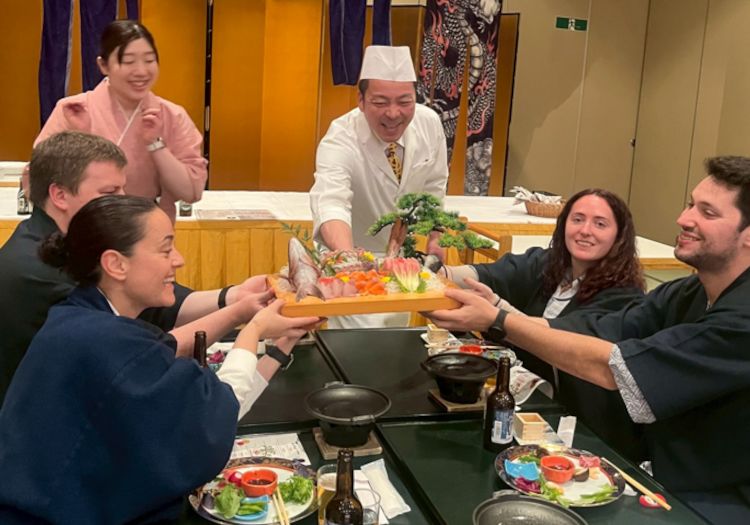 宴会場でお食事を楽しむお客様。多い日は1日約250名分の夕食を時間どおりに提供します。