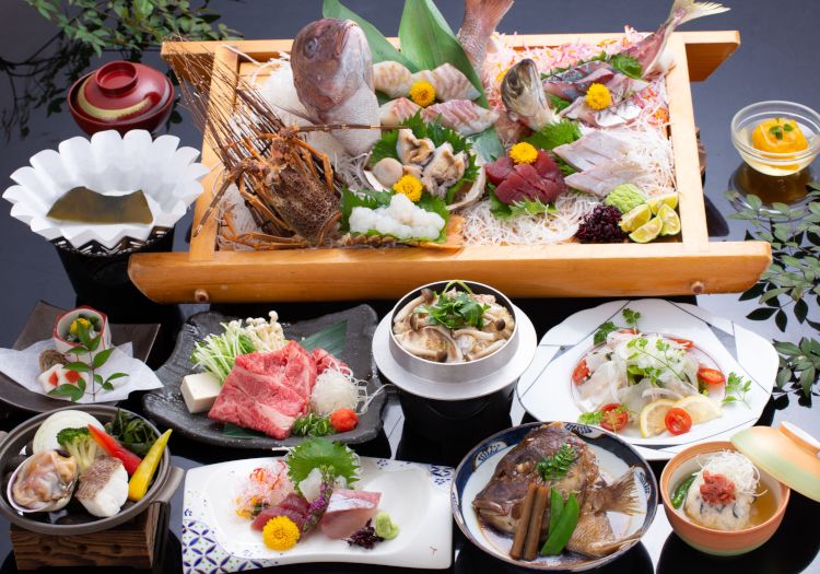 スタッフもびっくりするほど豪華な、和歌山の絶品食材を贅沢に使った会席料理です。