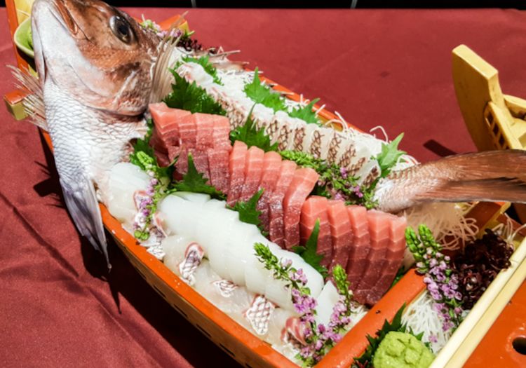 当館の料理はビュッフェ形式で提供しています。豊富なメニューをご用意。
