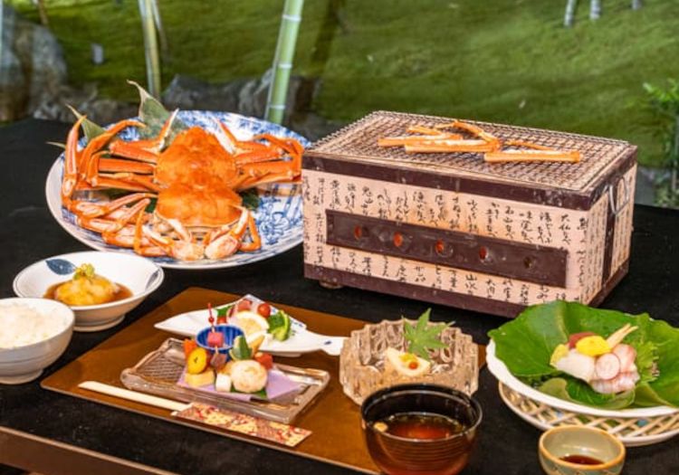 丹後の地魚や旬の食材を使い、竹林庭園を眺めながら堪能できる料理は絶品です。