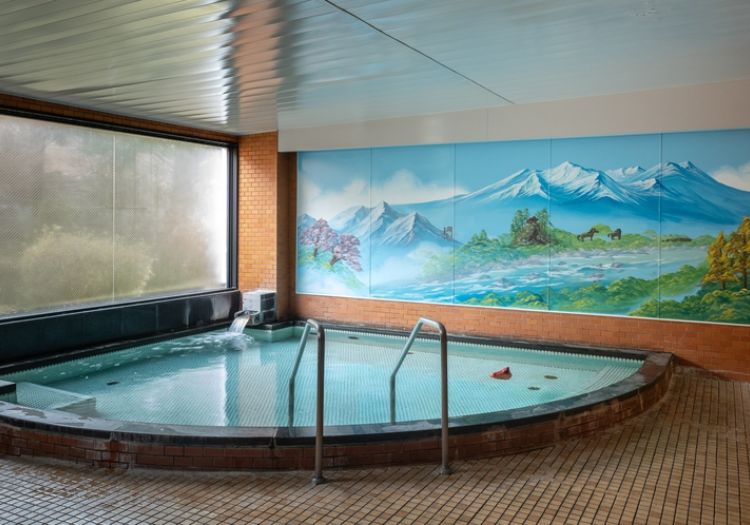 銭湯では、数種類の薬草をブレンドしたお湯を用いております。