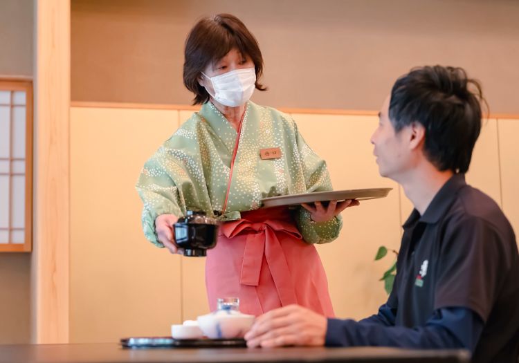 ホテル杉の湯 × サービススタッフ