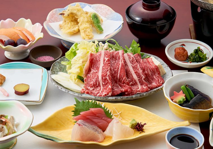 温暖な気候が特徴の白浜。お料理には、山海の自然が育んだ食材を贅沢に使っています。