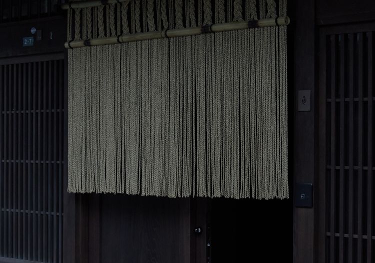 い草の暖簾でお迎え。倉敷の歴史と調和したおもてなしを形にしています。
