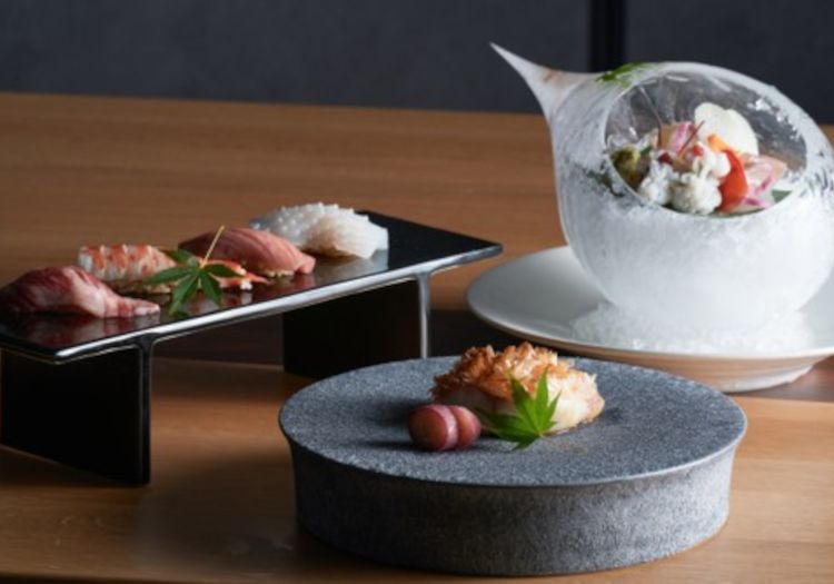 インフィニティの絶景で味わう料理。地元のお酒とのペアリングも堪能いただけます。