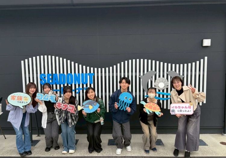 地域勉強のための研修旅行。イルカウォッチングや島内観光は社長自ら行ないます。
