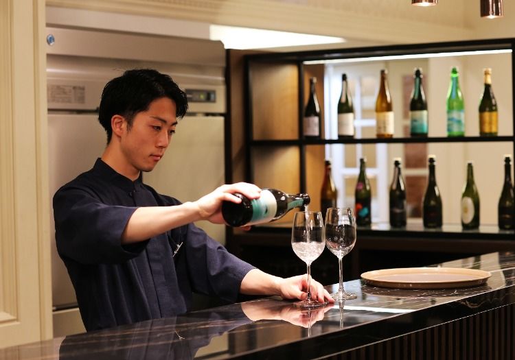 ホテル内施設も充実しており、ラウンジでは地酒やワインなども提供しています。