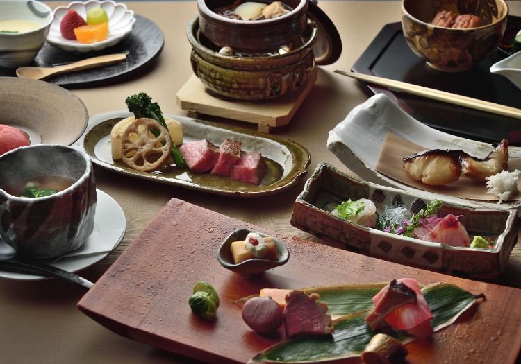 那須の新鮮な食材を盛り込み、素材本来の旨味を活かした料理を提供しています。