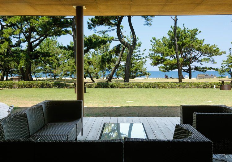 海風と松籟に包まれたラウンジで、ゲストに新しい「休日のかたち」をご提供。