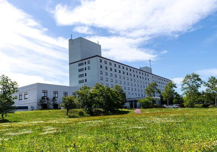 夏の草原に映える北海道の宿。雄大なロケーションで料理に専念できる環境が魅力です