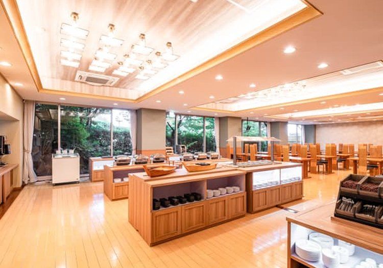 明るい木目の朝食会場。広いレストランで多くのお客様に料理をご提供するお仕事