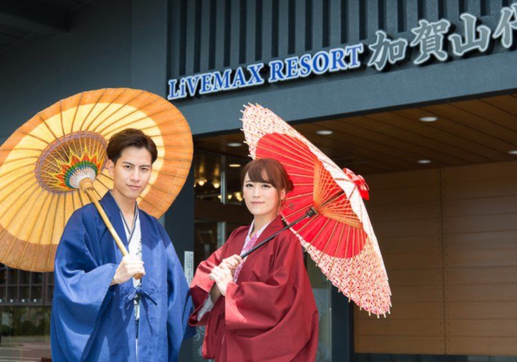 着物姿と和傘の演出。加賀ならではの和の文化を感じる宿で和食の腕を振るえます