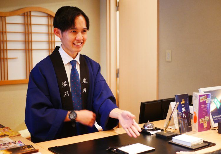 カウンターでの丁寧なお客様対応です。第一印象を大切にしたおもてなしを心がけます