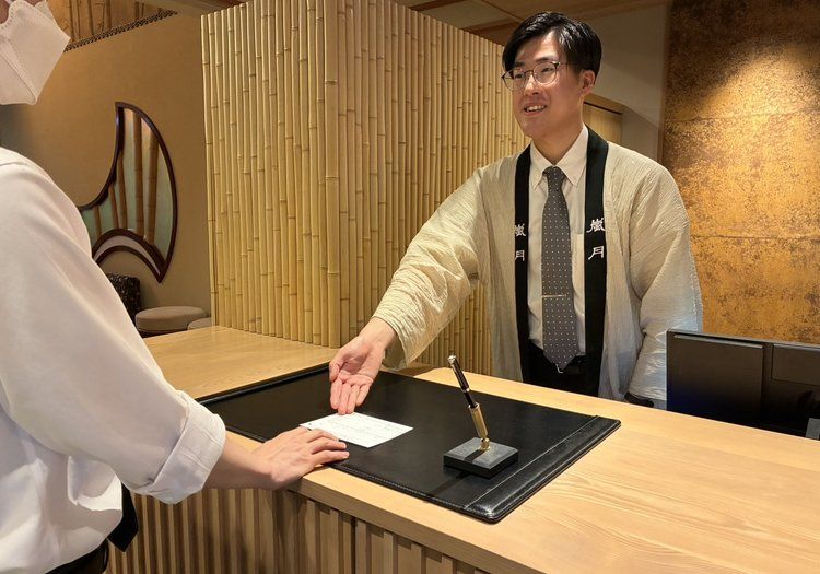 カウンターでの丁寧なお客様対応です。第一印象を大切にしたおもてなしを心がけます