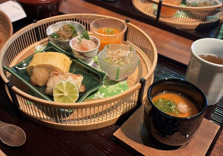 籠盛りで供する朝の和定食です。彩りを添え一品ずつ心を込めてお客様にお出しします