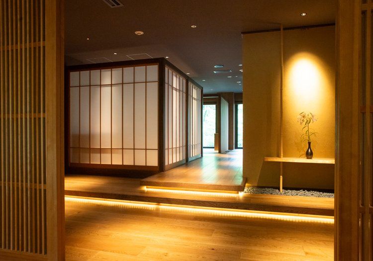 和の趣が漂う落ち着いた館内です。お客様をお食事処へと丁寧にご案内していきます