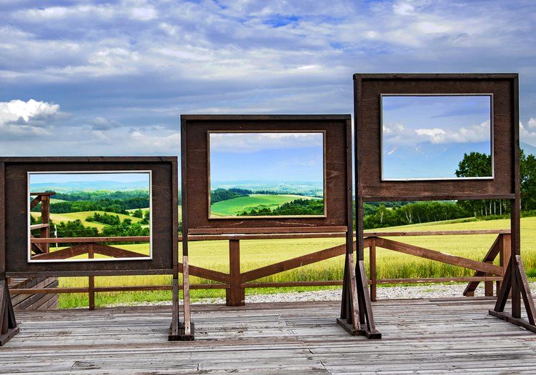 深山峠から望むラベンダーと山並み。富良野ならではの絶景が身近にあります。