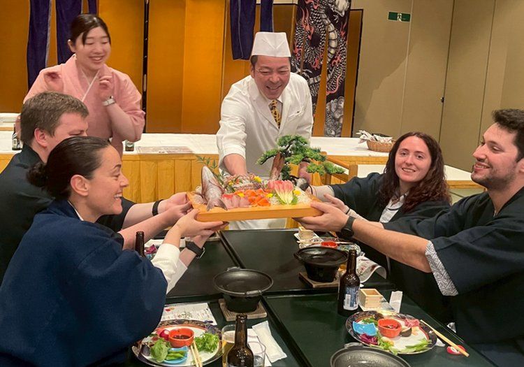 宴会場でお食事を楽しむお客様。料理の準備や提供、片付けまでを担当していただきます。